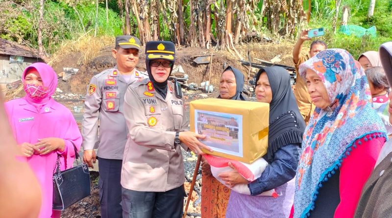 Polres Bukittinggi Salurkan Bantuan Untuk Korban Kebakaran di Koto Gadang